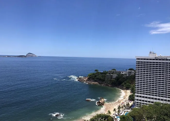 Casa com vista para o mar e cercada por natureza no Vidigal